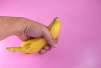 former-un-cercle-avec-l-index-et-le-majeur-pour-se-masturber